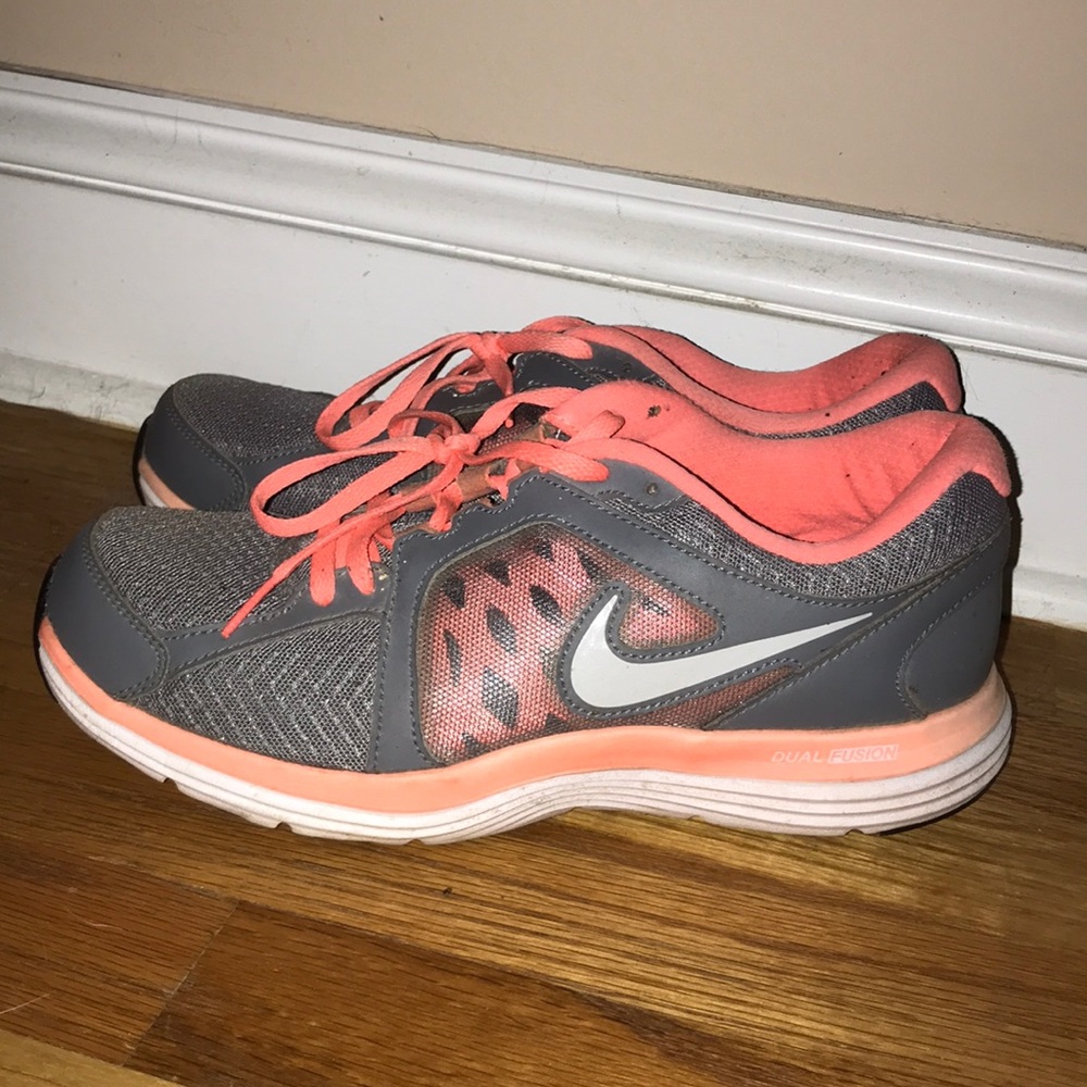 NIKE tennis shoes 8